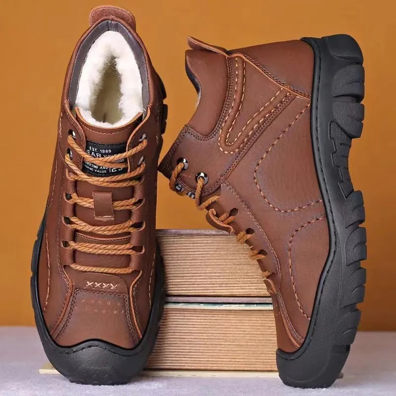 Bota Masculina de Couro Romenzi RZ282 em couro legítimo, solado antiderrapante e design moderno. Ideal para looks casuais e aventureiros.