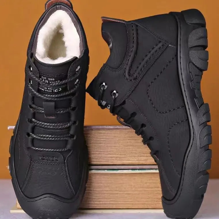Bota Masculina de Couro Romenzi RZ282 em couro legítimo, solado antiderrapante e design moderno. Ideal para looks casuais e aventureiros.