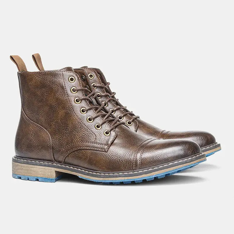 Bota Masculina de Couro Romenzi RZ284 com couro premium, solado emborrachado e design moderno. Perfeita para ambientes urbanos e aventuras.