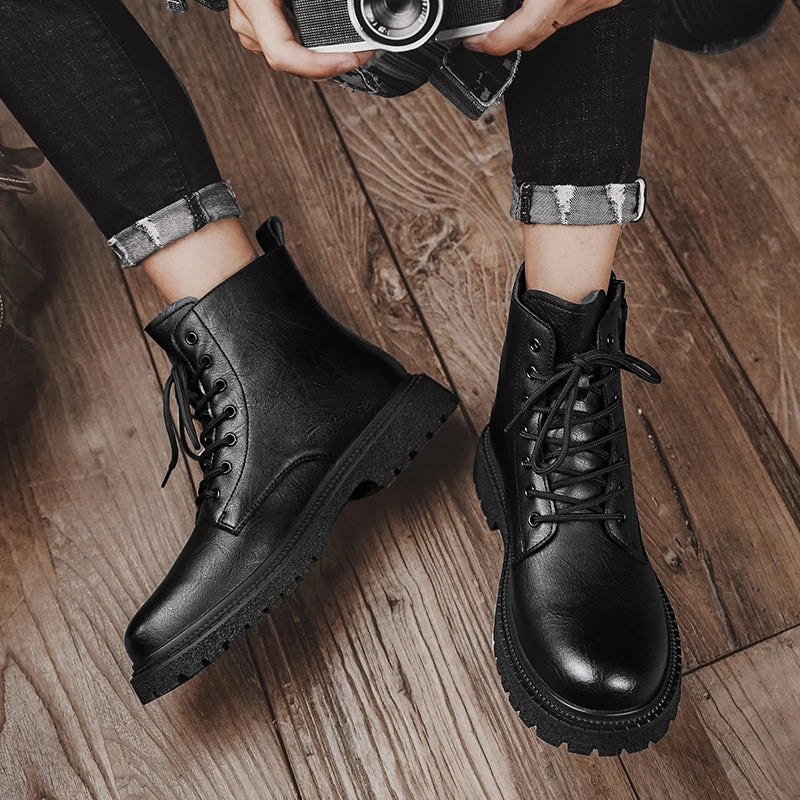 Bota Masculina de Couro Romenzi RZ292 confeccionada em couro legítimo com solado antiderrapante e design moderno. Elegância e conforto em um único calçado.