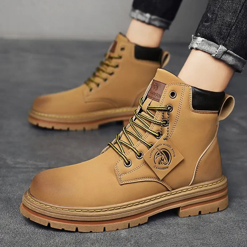 Bota Masculina Urban Romenzi RZ279 feita com materiais premium, solado antiderrapante e interior acolchoado. Design funcional e sofisticado.