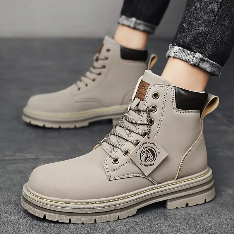 Bota Masculina Urban Romenzi RZ279 feita com materiais premium, solado antiderrapante e interior acolchoado. Design funcional e sofisticado.