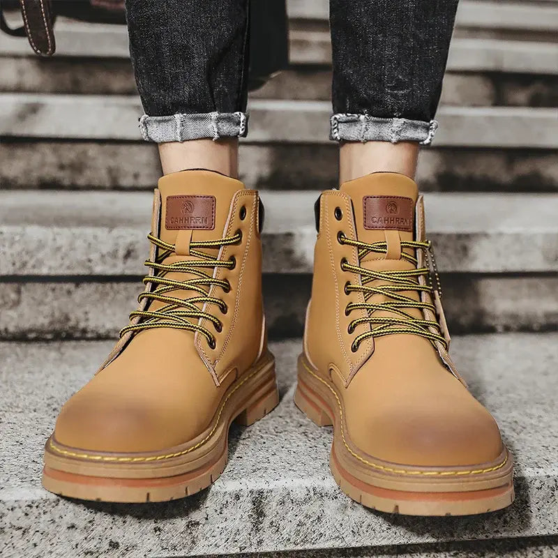 Bota Masculina Urban Romenzi RZ279 feita com materiais premium, solado antiderrapante e interior acolchoado. Design funcional e sofisticado.