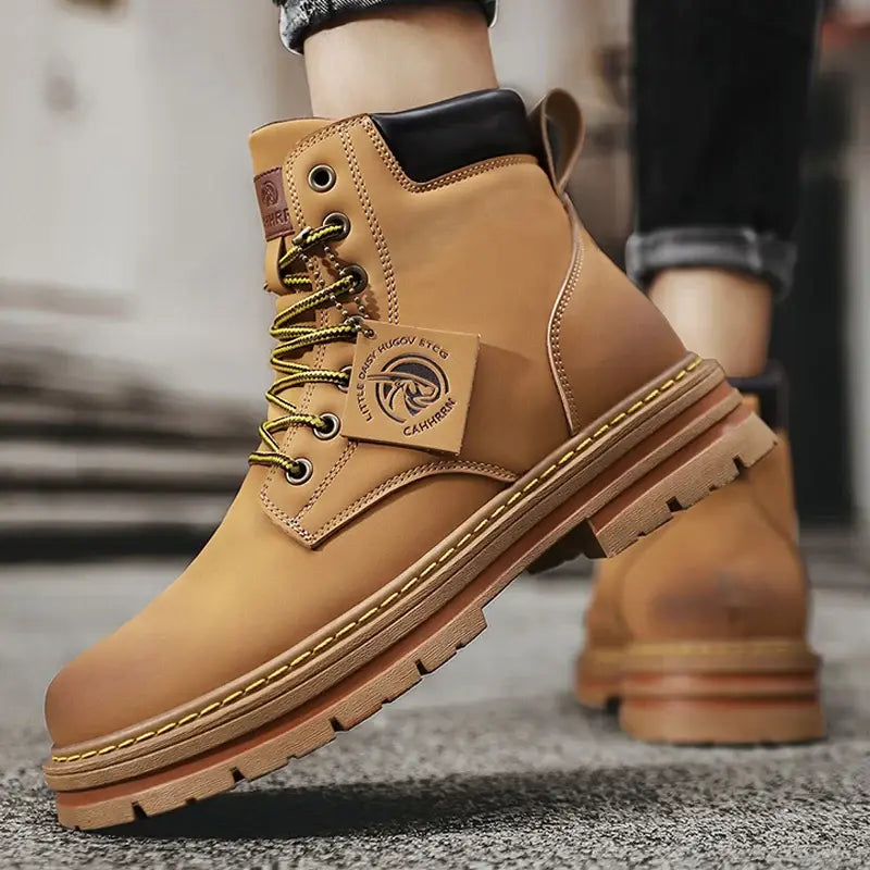 Bota Masculina Urban Romenzi RZ279 feita com materiais premium, solado antiderrapante e interior acolchoado. Design funcional e sofisticado.