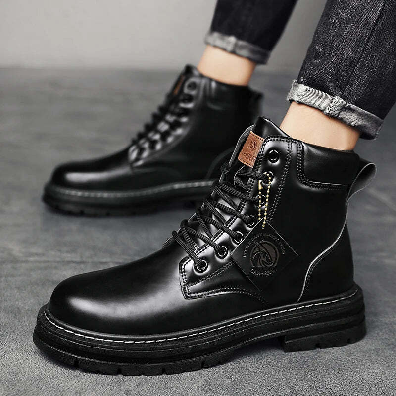 Bota Masculina Urban Romenzi RZ279 feita com materiais premium, solado antiderrapante e interior acolchoado. Design funcional e sofisticado.