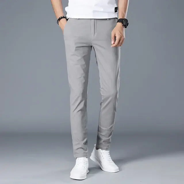 Calça Casual Masculina Romenzi RZ004 com design elegante e ajuste confortável, perfeita para ocasiões casuais.