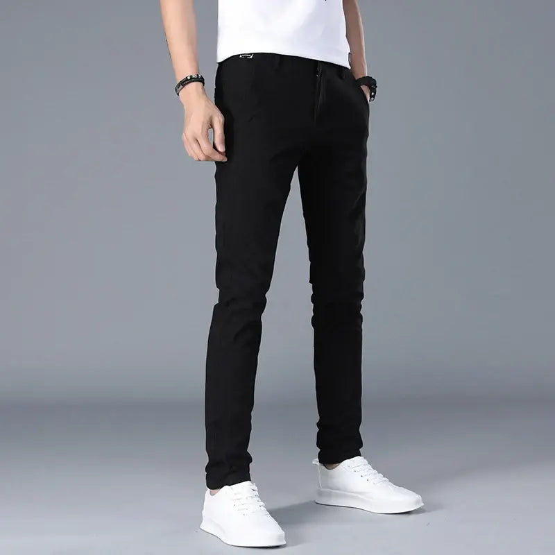 Calça Casual Masculina Romenzi RZ004 com design elegante e ajuste confortável, perfeita para ocasiões casuais.