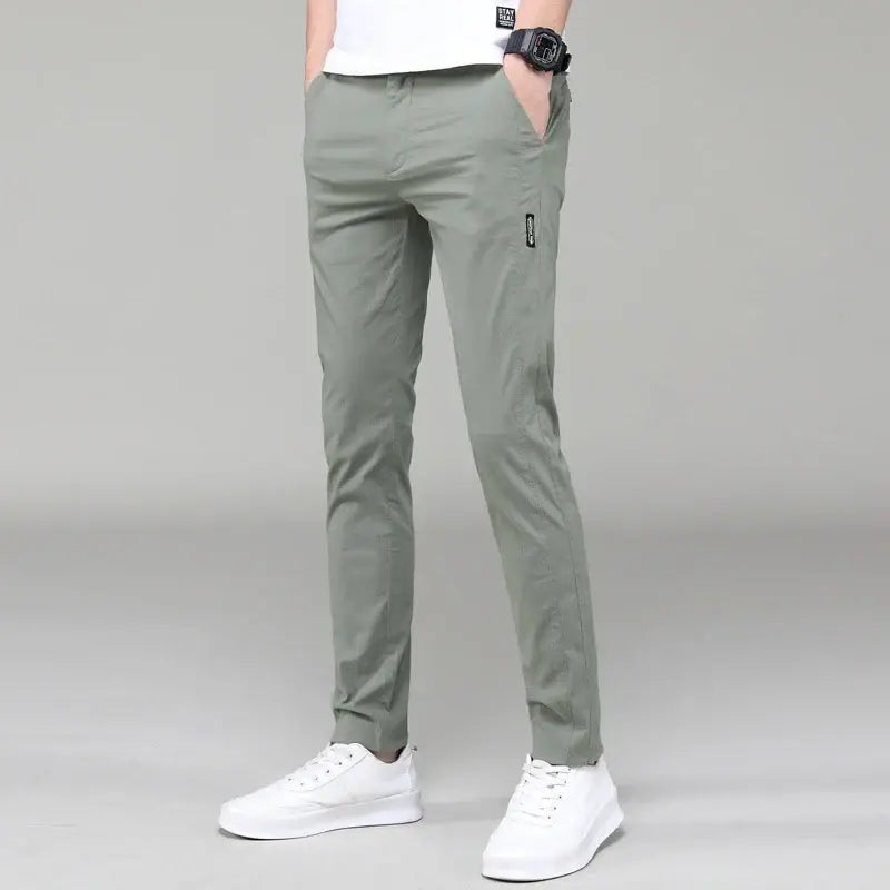 Calça Casual Masculina Romenzi RZ004 com design elegante e ajuste confortável, perfeita para ocasiões casuais.