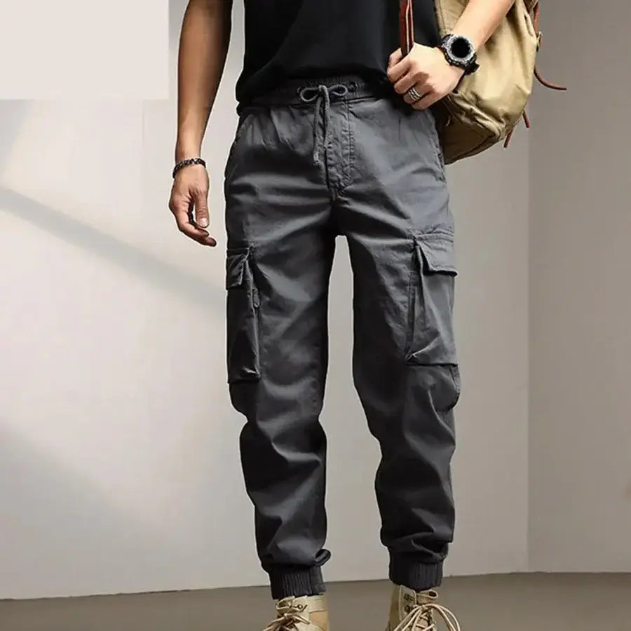 Calça Casual Masculina Romenzi Street RZ259 com design slim, costuras reforçadas e bolsos versáteis. Perfeita para estilo moderno e conforto diário.
