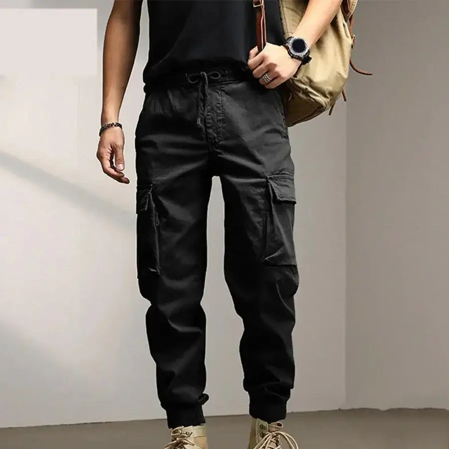 Calça Casual Masculina Romenzi Street RZ259 com design slim, costuras reforçadas e bolsos versáteis. Perfeita para estilo moderno e conforto diário.