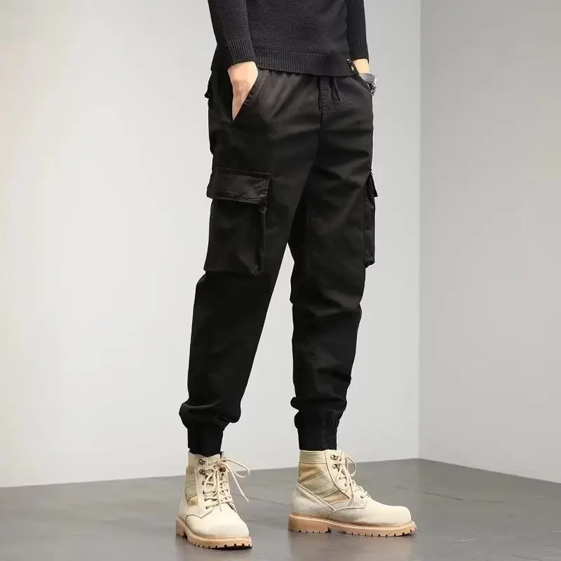 Calça Casual Masculina Romenzi Street RZ259 com design slim, costuras reforçadas e bolsos versáteis. Perfeita para estilo moderno e conforto diário.