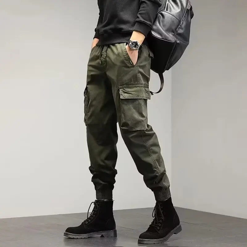 Calça Casual Masculina Romenzi Street RZ259 com design slim, costuras reforçadas e bolsos versáteis. Perfeita para estilo moderno e conforto diário.