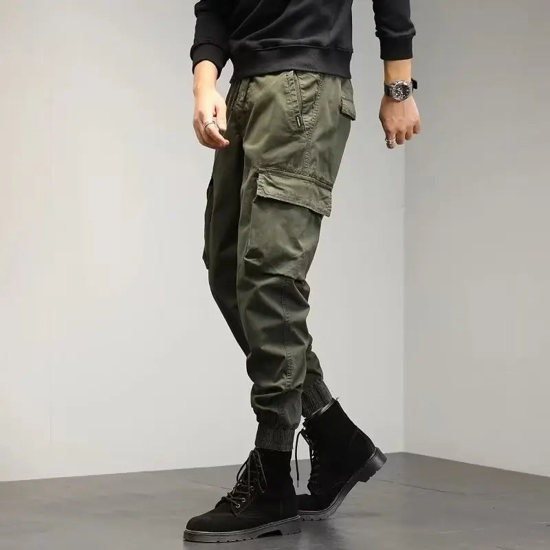 Calça Casual Masculina Romenzi Street RZ259 com design slim, costuras reforçadas e bolsos versáteis. Perfeita para estilo moderno e conforto diário.
