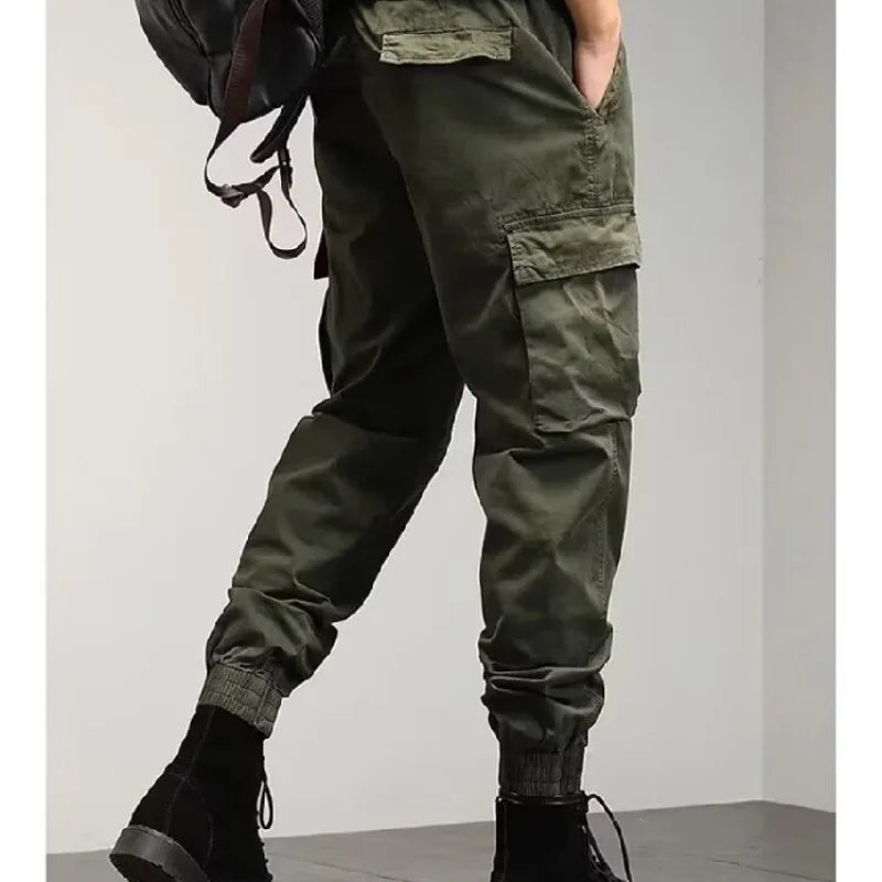 Calça Casual Masculina Romenzi Street RZ259 com design slim, costuras reforçadas e bolsos versáteis. Perfeita para estilo moderno e conforto diário.