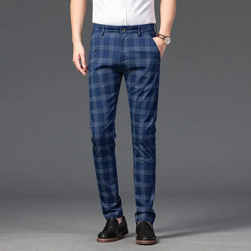 Calça Casual Masculina Xadrez Listrada Romenzi RZ257 com padrão xadrez, cores neutras e ajuste confortável. Estilo moderno para qualquer ocasião.