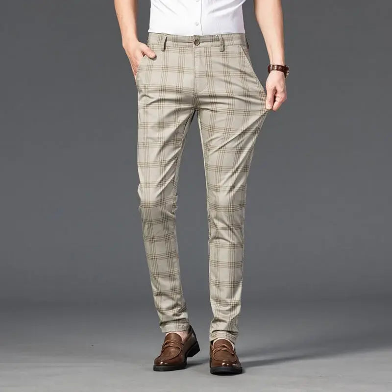Calça Casual Masculina Xadrez Listrada Romenzi RZ257 com padrão xadrez, cores neutras e ajuste confortável. Estilo moderno para qualquer ocasião.