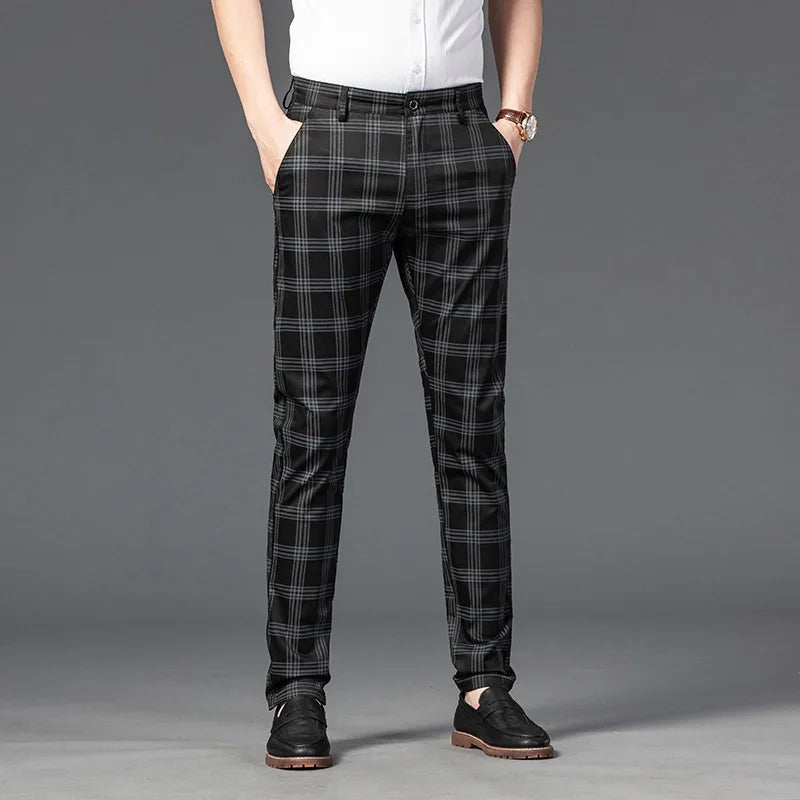 Calça Casual Masculina Xadrez Listrada Romenzi RZ257 com padrão xadrez, cores neutras e ajuste confortável. Estilo moderno para qualquer ocasião.