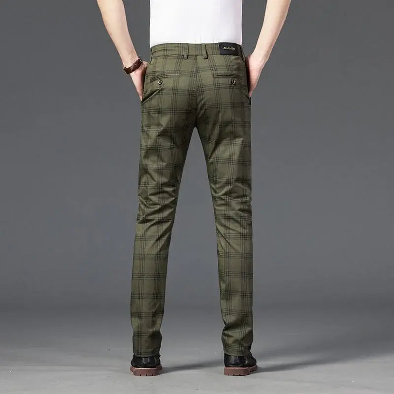 Calça Casual Masculina Xadrez Listrada Romenzi RZ257 com padrão xadrez, cores neutras e ajuste confortável. Estilo moderno para qualquer ocasião.