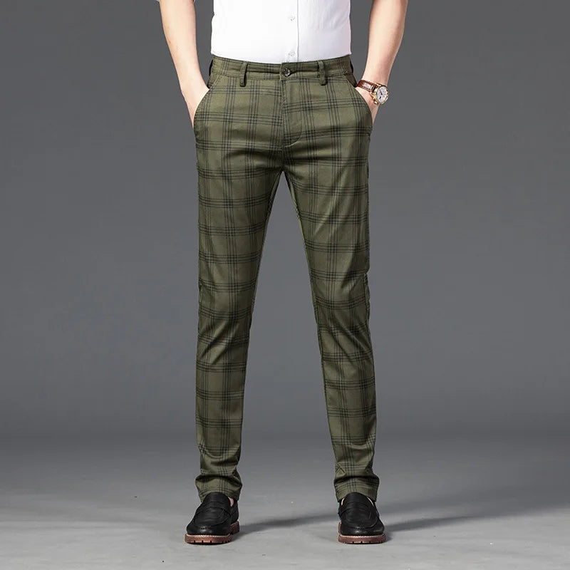 Calça Casual Masculina Xadrez Listrada Romenzi RZ257 com padrão xadrez, cores neutras e ajuste confortável. Estilo moderno para qualquer ocasião.
