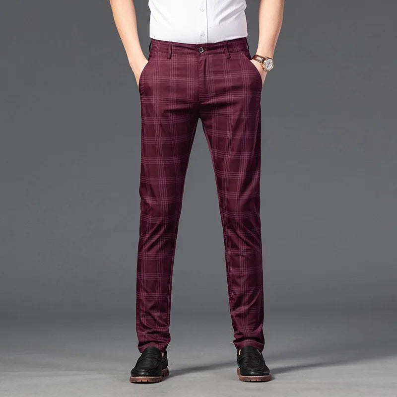 Calça Casual Masculina Xadrez Listrada Romenzi RZ257 com padrão xadrez, cores neutras e ajuste confortável. Estilo moderno para qualquer ocasião.