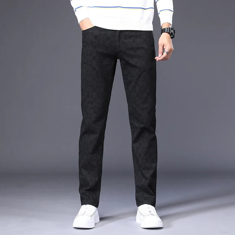 Calça Casual Masculina Xadrez Romenzi RZ010 com ajuste slim fit em cores como caqui, cinza, preta, vermelha e verde