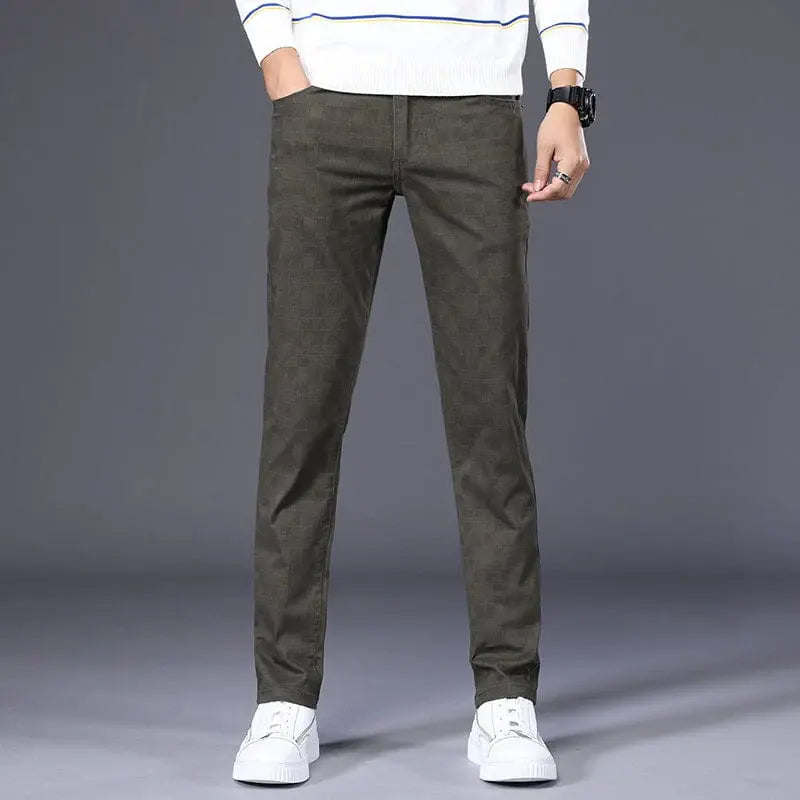 Calça Casual Masculina Xadrez Romenzi RZ010 com ajuste slim fit em cores como caqui, cinza, preta, vermelha e verde