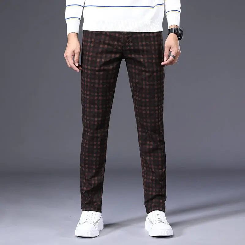 Calça Casual Masculina Xadrez Romenzi RZ010 com ajuste slim fit em cores como caqui, cinza, preta, vermelha e verde