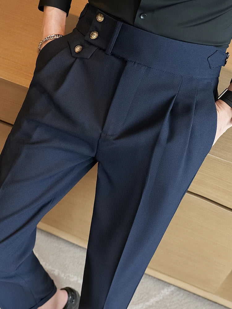 Calça Alfaiataria Masculina Romenzi RZ253 com design sofisticado e acabamento impecável. Ideal para versatilidade e elegância em diversas ocasiões.
