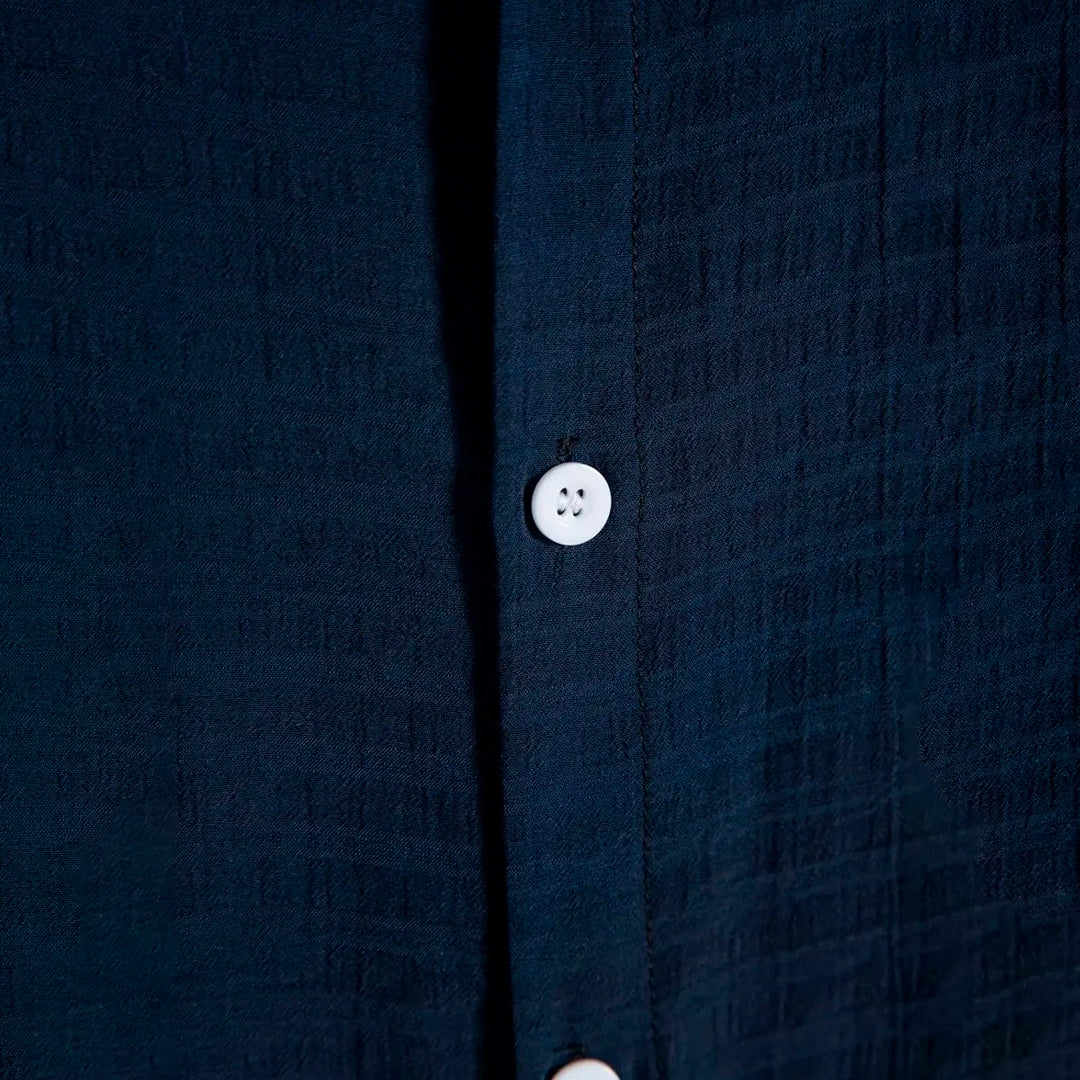 Camisa Manga Curta Básica Romenzi Modern RZ571 feita em tecido de alta qualidade, com design clean e caimento impecável que une conforto e sofisticação.
