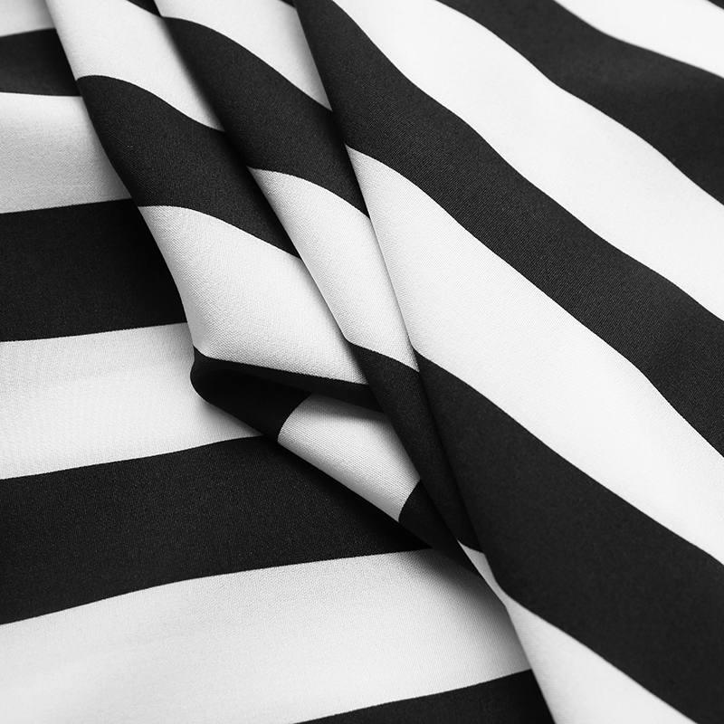 Camisa Manga Curta com Gola Padre Listrada Romenzi RZ572 em tecido leve, com caimento impecável, estilo moderno e elegância para diferentes ocasiões.