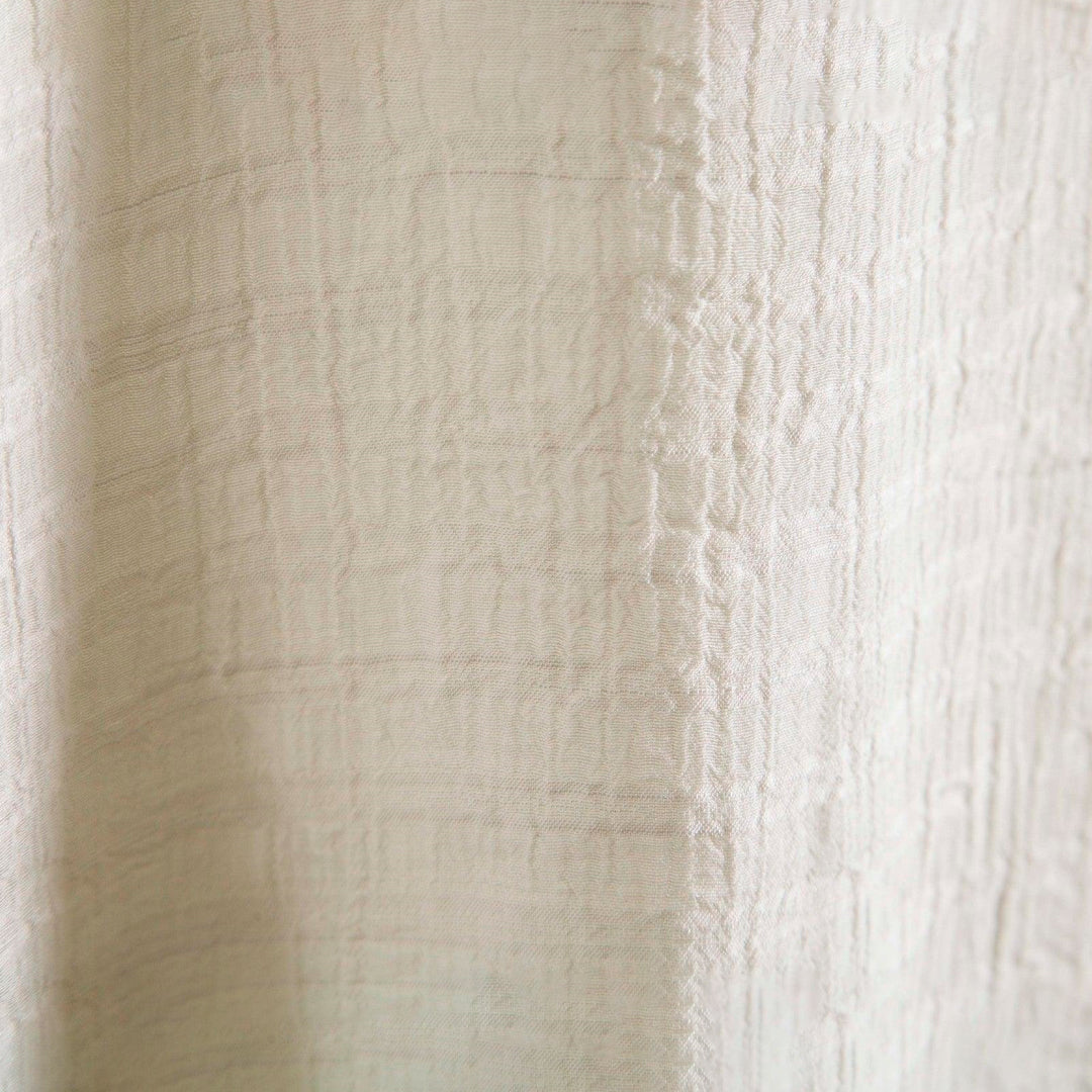 Camisa Manga Curta Romenzi Playa Off White RZ591 em tecido leve, com design sofisticado e caimento impecável para ocasiões casuais e dias ensolarados.