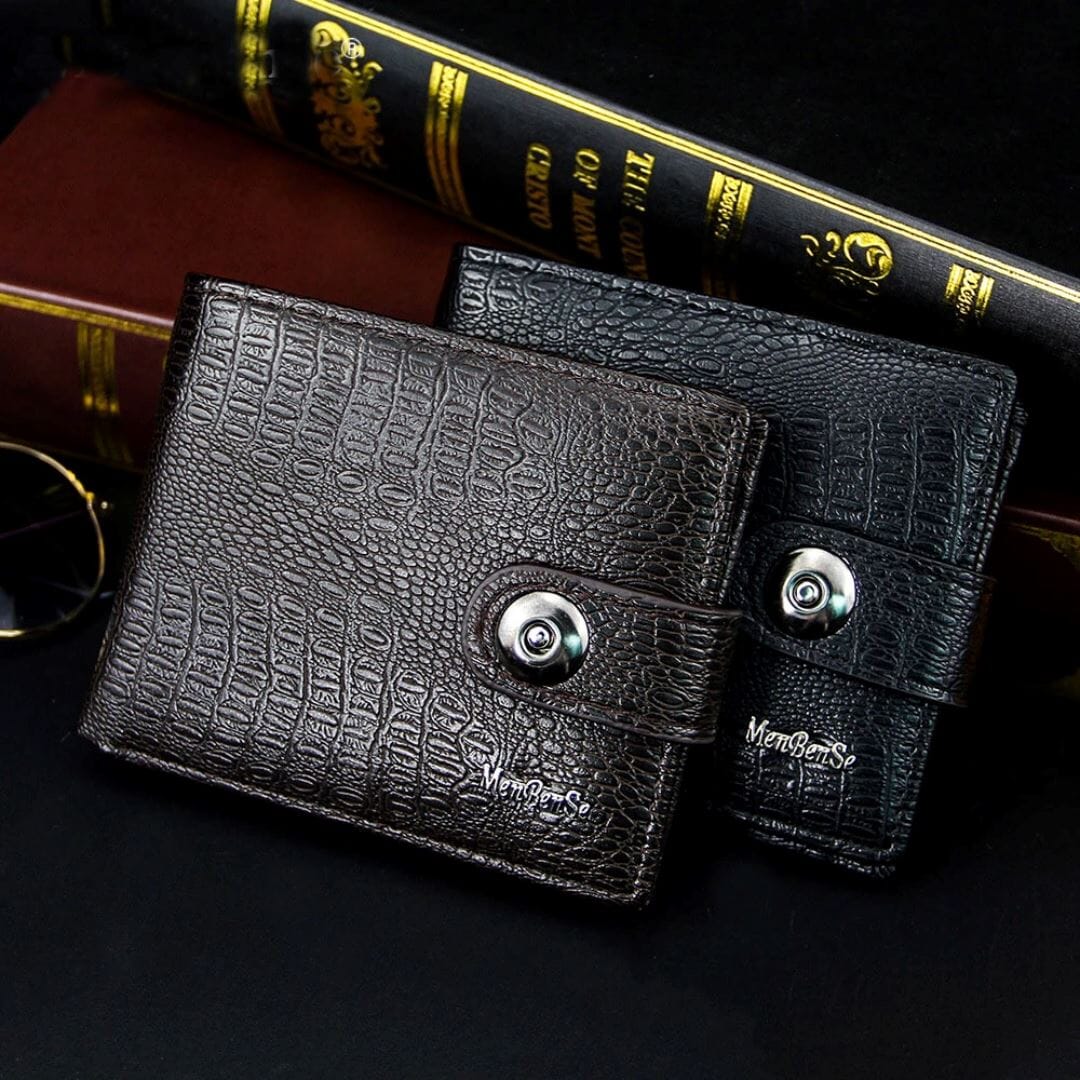Carteira Masculina de Couro com Botão Romenzi RZ493 compacta e funcional, feita em couro legítimo para praticidade e estilo diário.