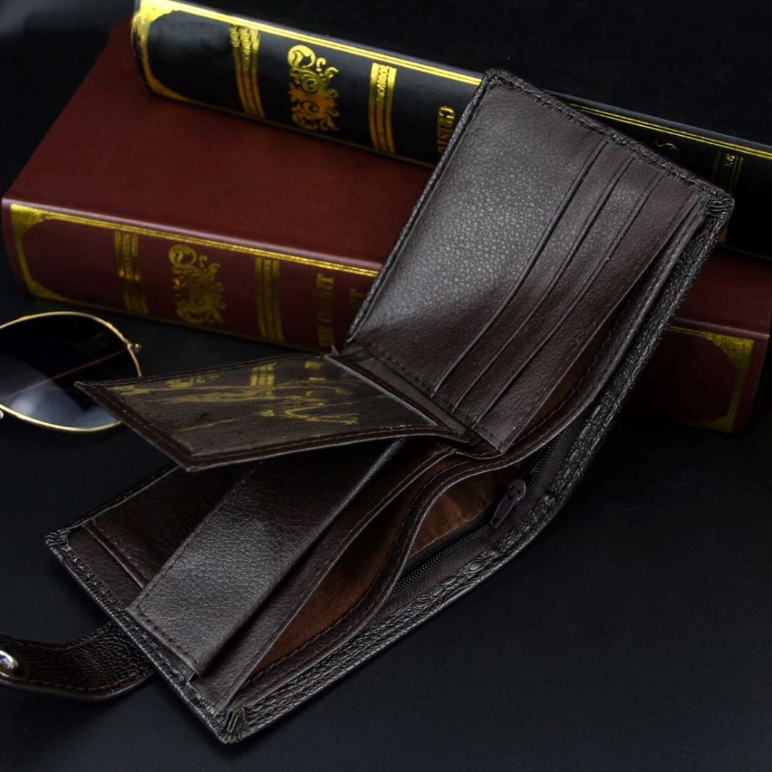 Carteira Masculina de Couro com Botão Romenzi RZ493 compacta e funcional, feita em couro legítimo para praticidade e estilo diário.