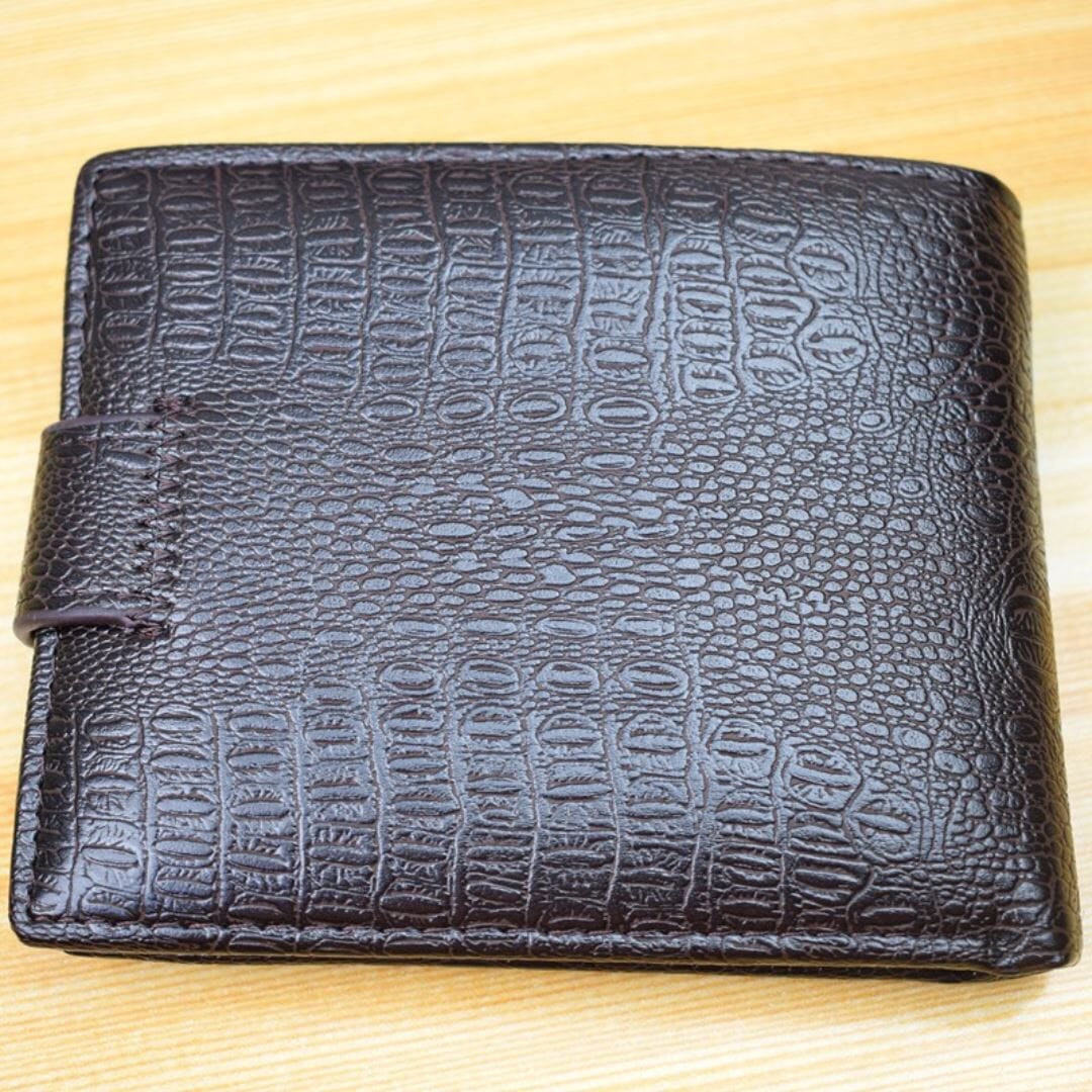 Carteira Masculina de Couro com Botão Romenzi RZ493 compacta e funcional, feita em couro legítimo para praticidade e estilo diário.