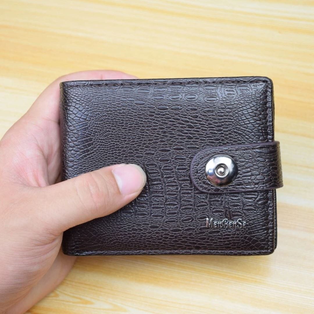 Carteira Masculina de Couro com Botão Romenzi RZ493 compacta e funcional, feita em couro legítimo para praticidade e estilo diário.
