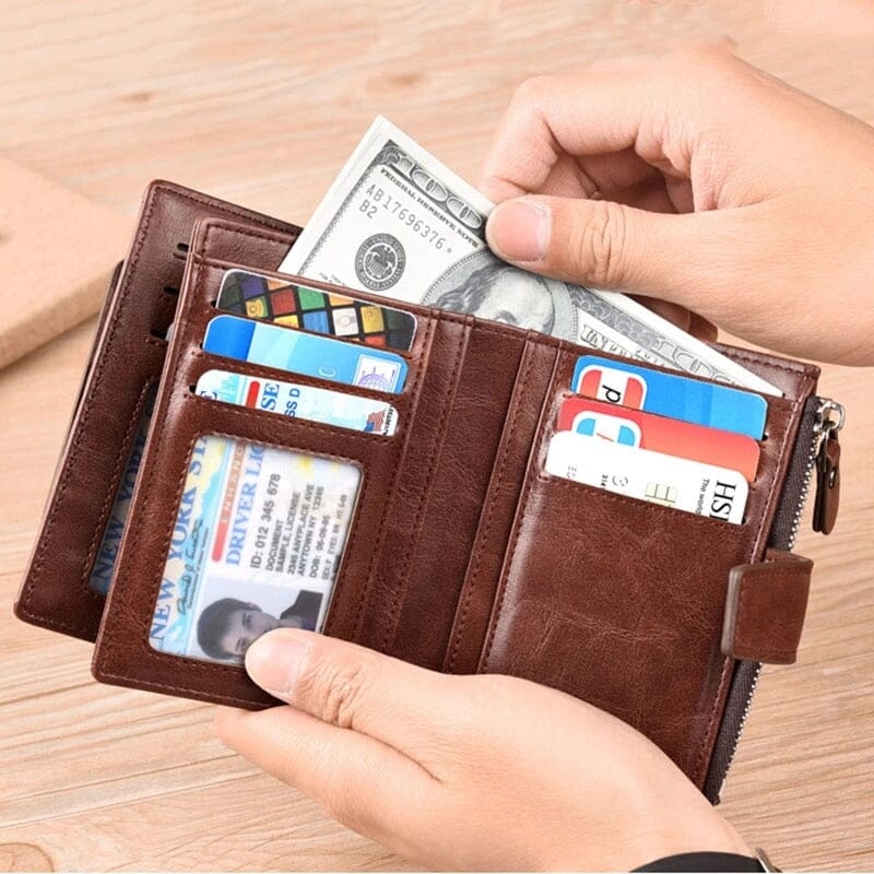 Carteira Masculina Dylan Romenzi RZ491 em couro PU marrom, com compartimentos para documentos, CNH e cartões. Design compacto e funcional.