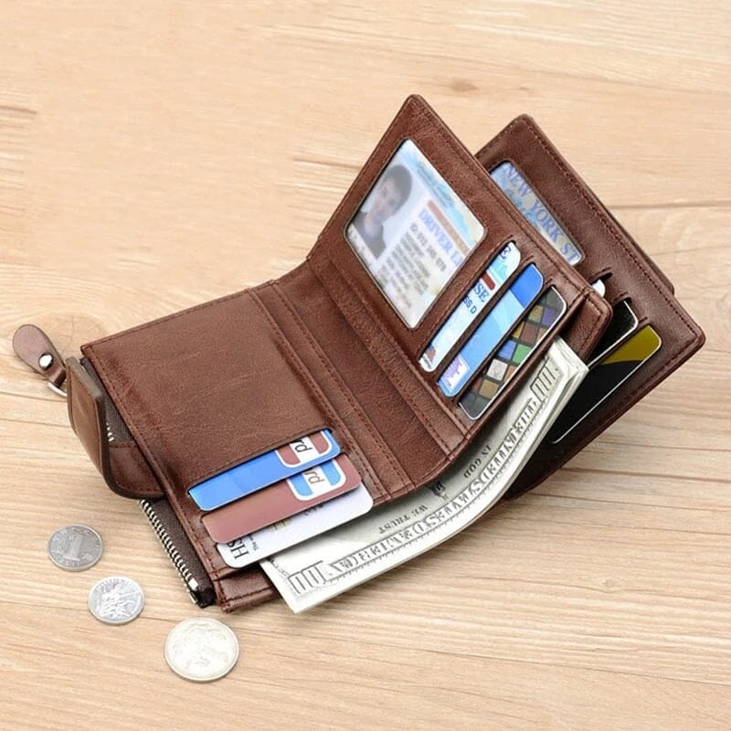 Carteira Masculina Dylan Romenzi RZ491 em couro PU marrom, com compartimentos para documentos, CNH e cartões. Design compacto e funcional.