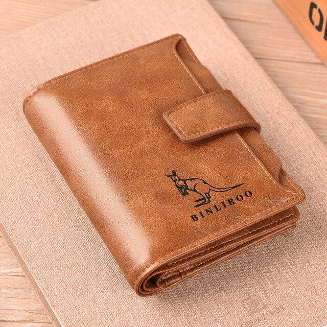 Carteira Masculina Dylan Romenzi RZ491 em couro PU marrom, com compartimentos para documentos, CNH e cartões. Design compacto e funcional.