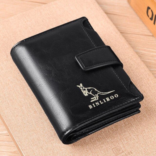 Carteira Masculina Dylan Romenzi RZ491 em couro PU marrom, com compartimentos para documentos, CNH e cartões. Design compacto e funcional.