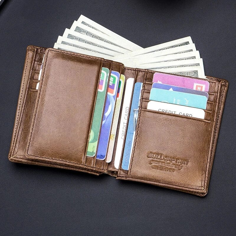 Carteira Masculina Kalel Romenzi RZ477 em couro PU, design compacto, organização inteligente e toque sofisticado para uso diário com elegância.