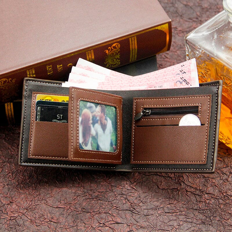 Carteira de couro masculina Malcom Romenzi RZ483 com design compacto, acabamento elegante e compartimentos funcionais para documentos e cartões.