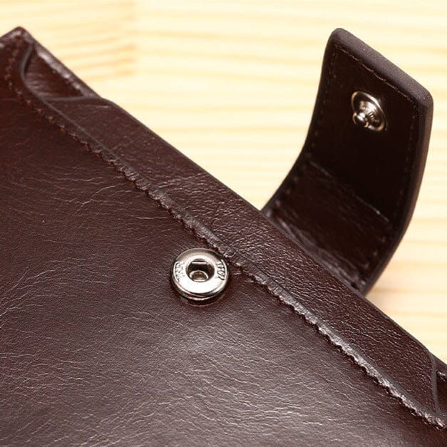 Carteira Masculina de Couro Romenzi RZ478 com zíper, porta-cartões, compartimentos internos e acabamento sofisticado em couro legítimo.
