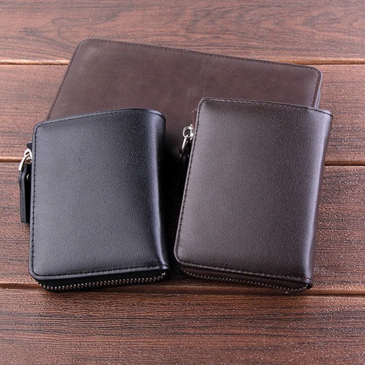 Carteira Masculina de Couro Tyler Romenzi RZ486, compacta e elegante, ideal para documentos, cartões e uso diário com estilo moderno.