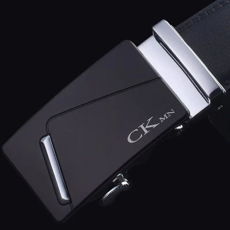 Cinto Masculino Romenzi RZ346 com fivela automática metálica, em couro PU preto, dourado ou prateado. Moderno, prático e sofisticado.