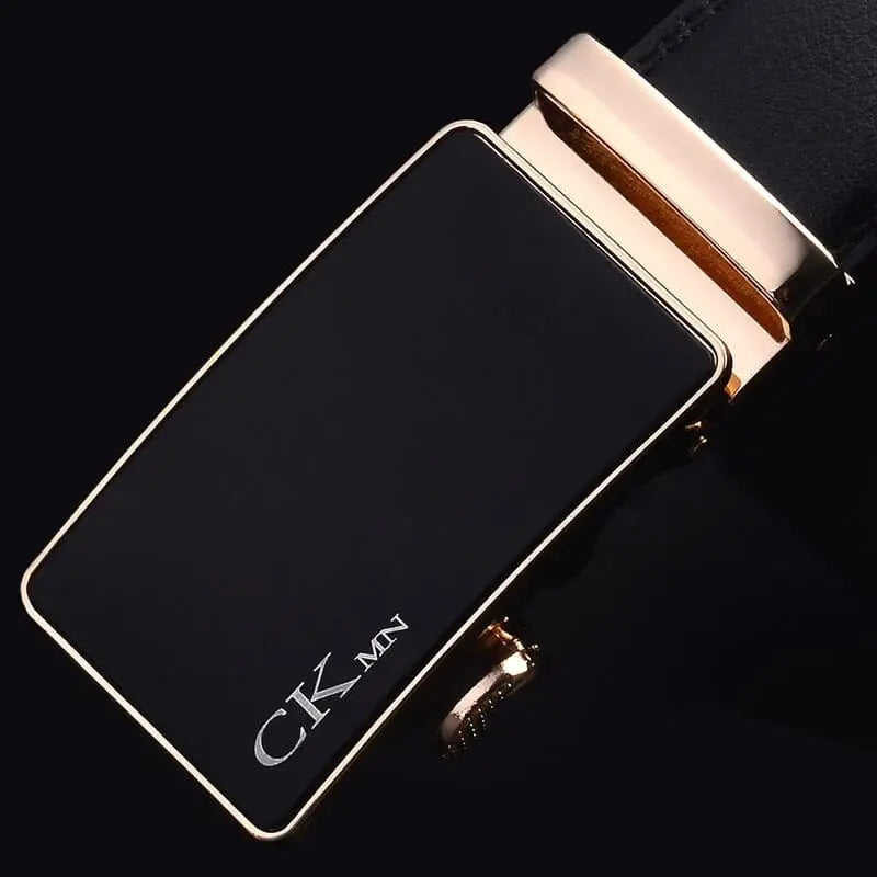 Cinto Masculino Romenzi RZ346 com fivela automática metálica, em couro PU preto, dourado ou prateado. Moderno, prático e sofisticado.