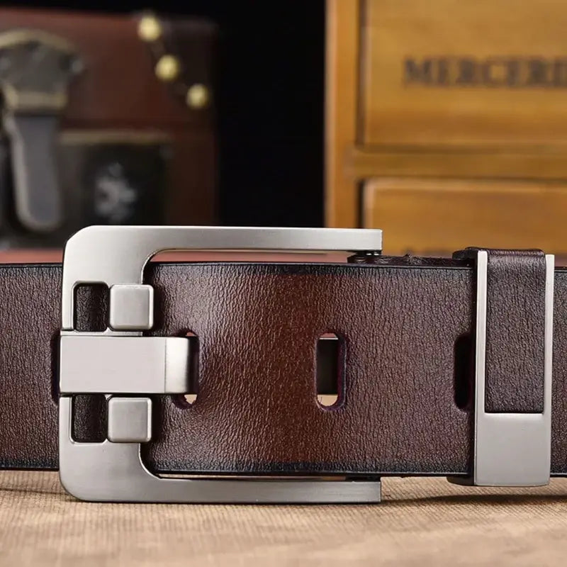Cinto Masculino de Couro Confy Romenzi RZ344 com fivela de 6,7 cm e couro ecológico nas cores sofisticadas para looks casuais e formais.