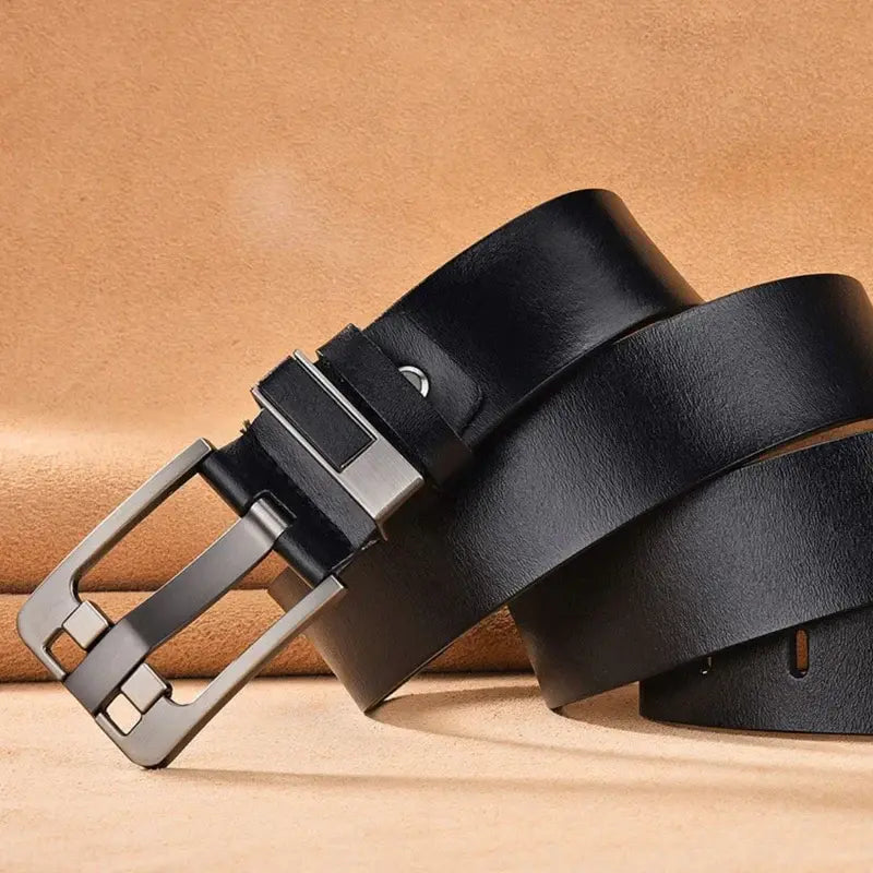 Cinto Masculino de Couro Confy Romenzi RZ344 com fivela de 6,7 cm e couro ecológico nas cores sofisticadas para looks casuais e formais.