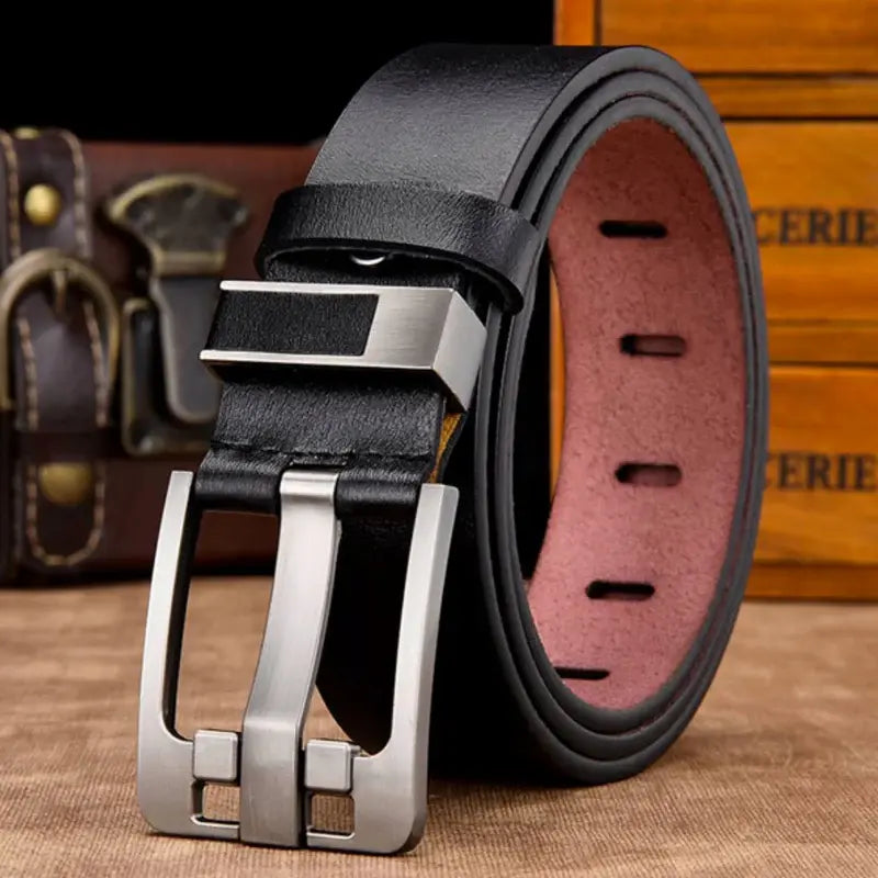 Cinto Masculino de Couro Confy Romenzi RZ344 com fivela de 6,7 cm e couro ecológico nas cores sofisticadas para looks casuais e formais.