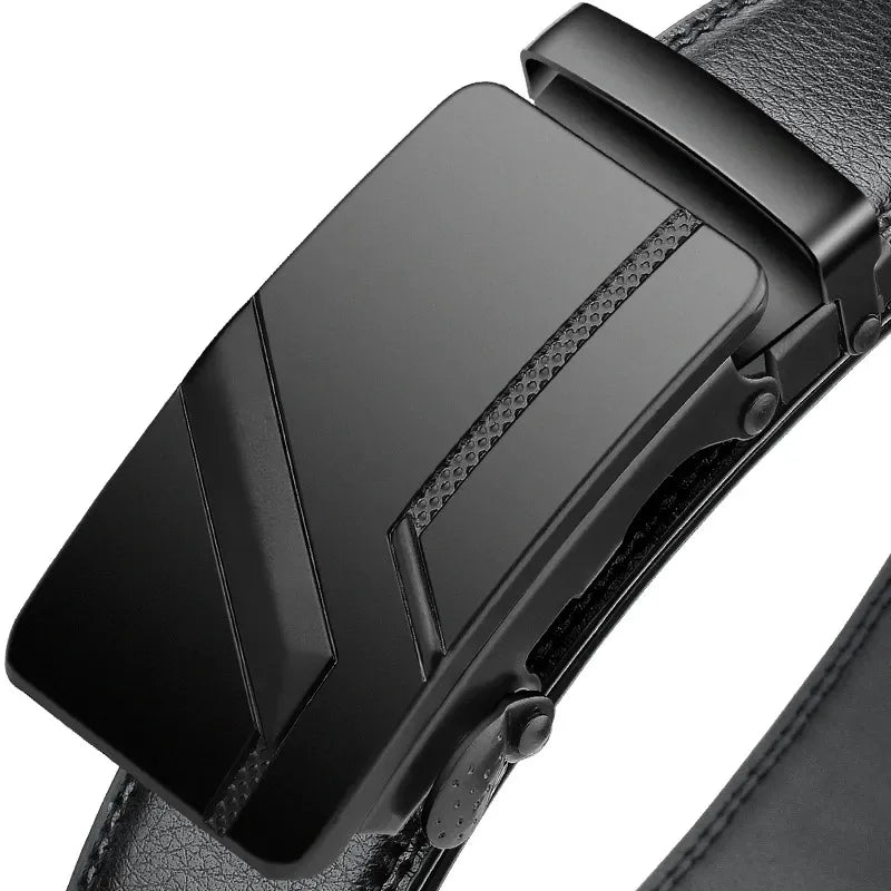 Cinto Masculino de Couro Luxury Romenzi RZ338 nas cor preto com acabamento refinado e design elegante para looks sociais e casuais.