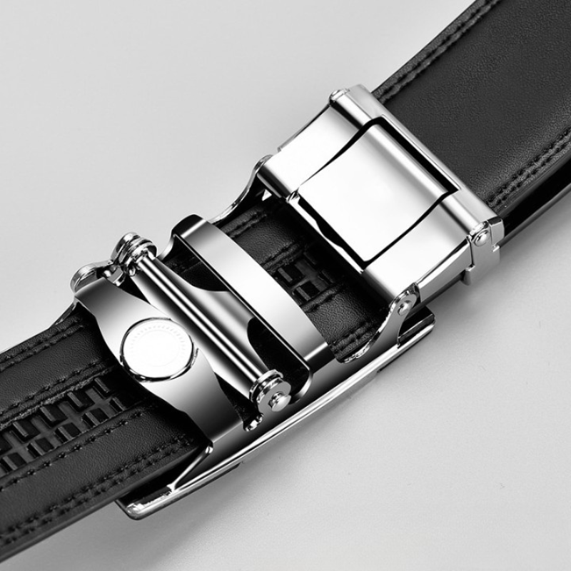 Cinto Masculino Couro Romenzi Altivo RZ466 com fivela esculpida e couro legítimo, ideal para compor visuais elegantes com estilo e durabilidade.